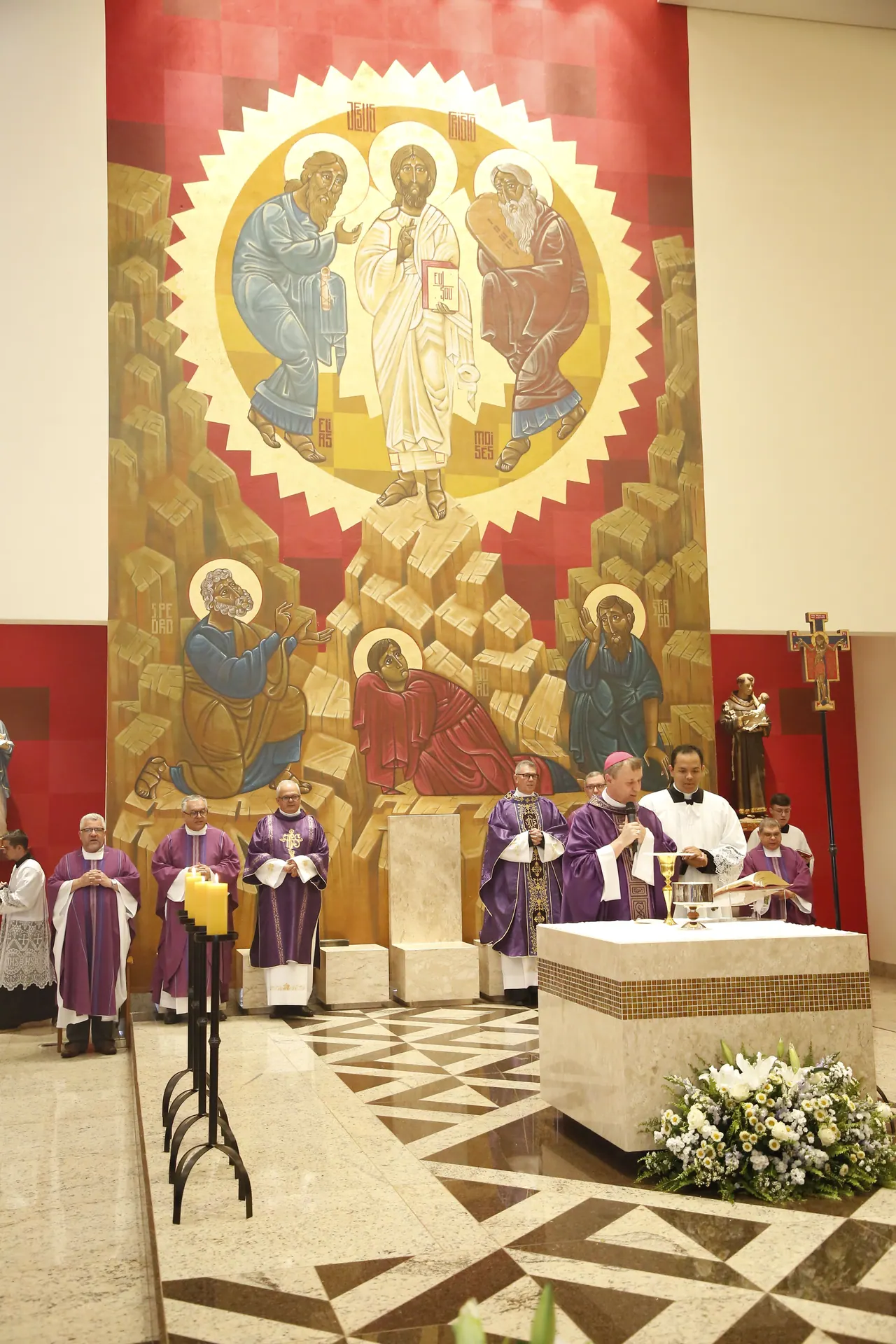Presbitério do Santuário Santo Antônio de Pádua, com o painel da Transfiguração