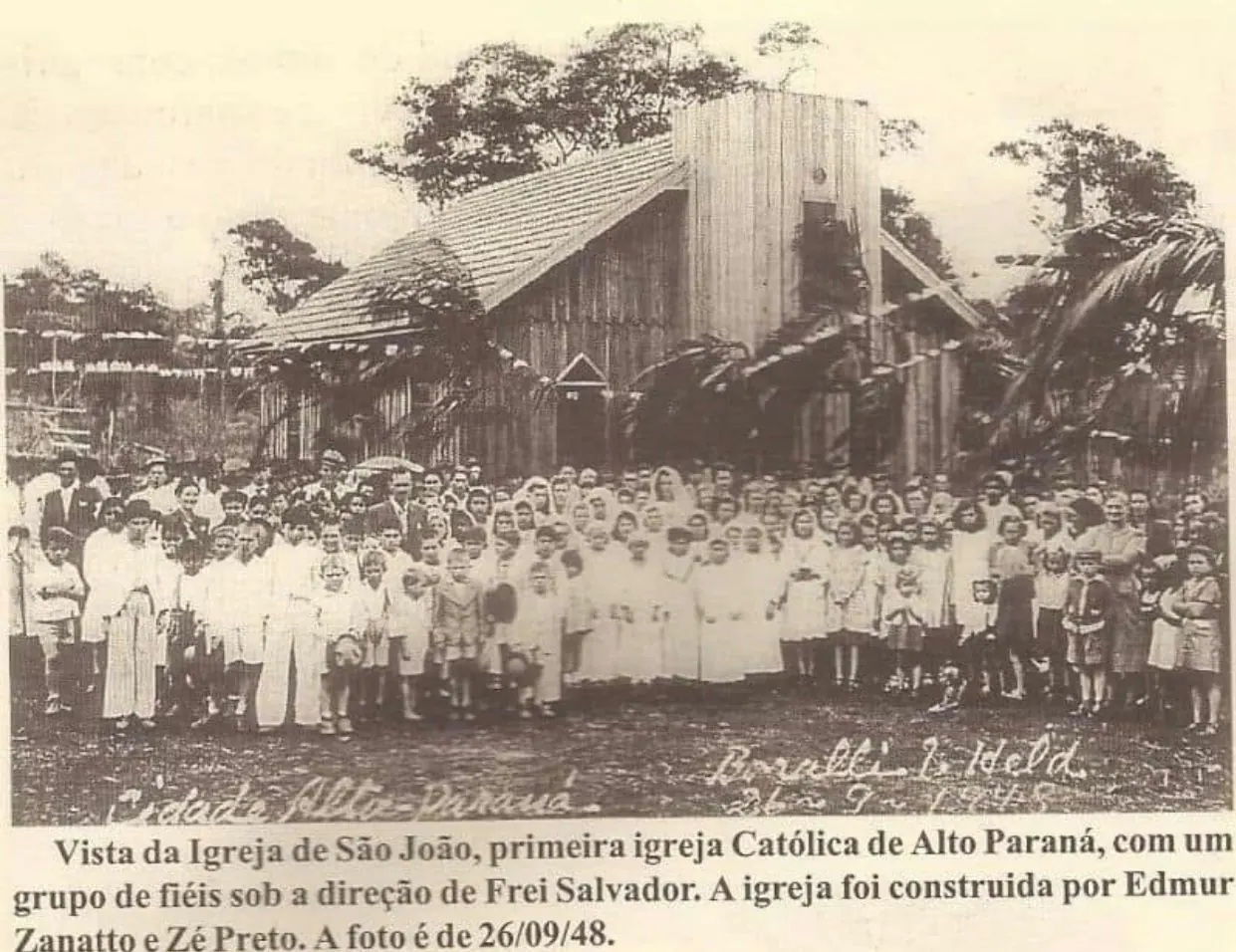 Igreja de São João, primeira igreja católica de Alto Paraná, com fiéis sob a direção de Frei Salvador. Construída por Edmur Zanatta e Zé Preto. Foto de 26/09/1948.