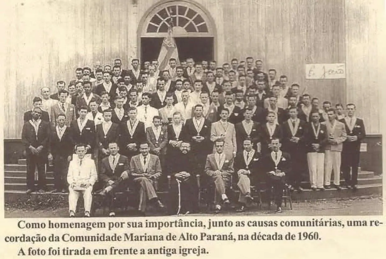 Comunidade Mariana de Alto Paraná, na década de 1960, em frente à antiga igreja.