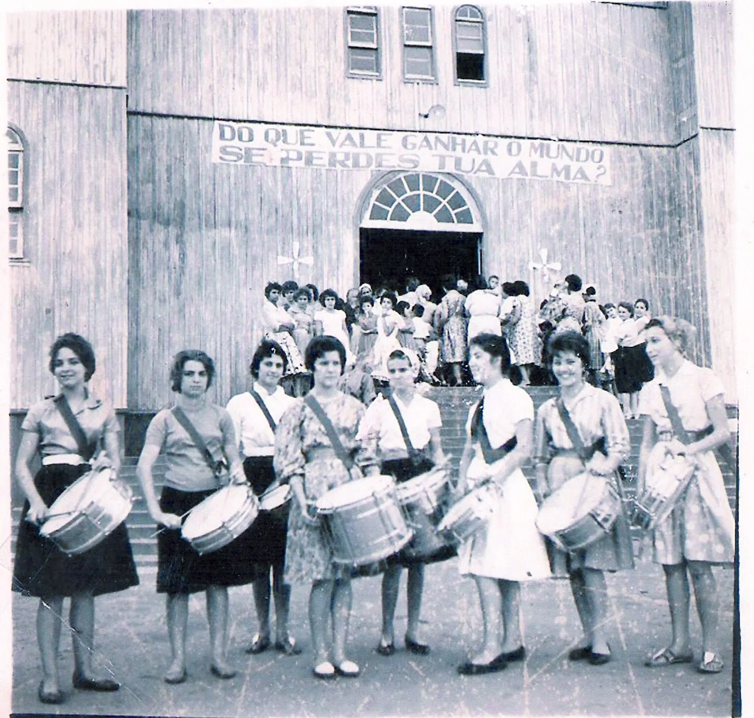 Desfile em frente à igreja