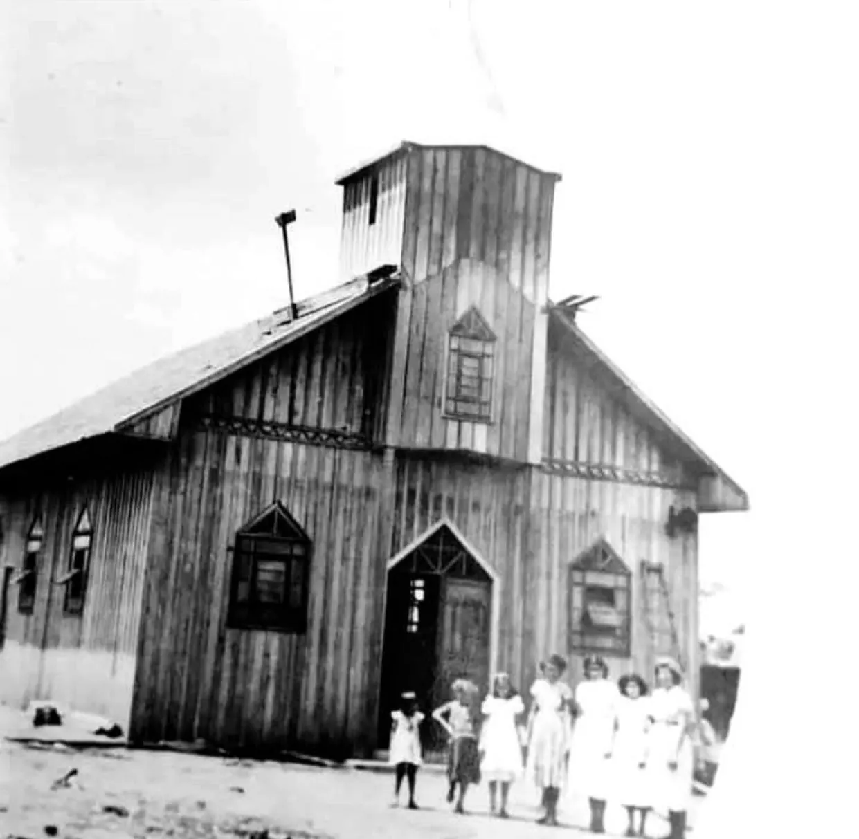 Igreja de madeira da década de 1950. Sobre as torres ficava a cruz usada nas celebrações jubilares.