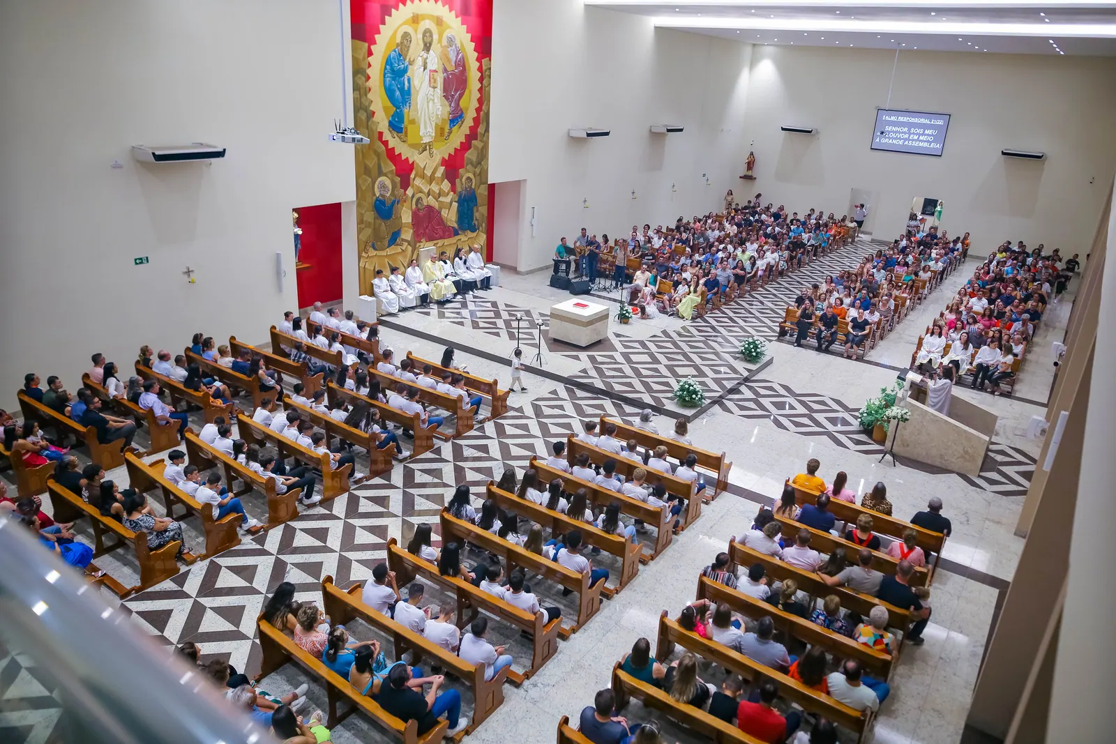 Vista da nave durante uma celebração