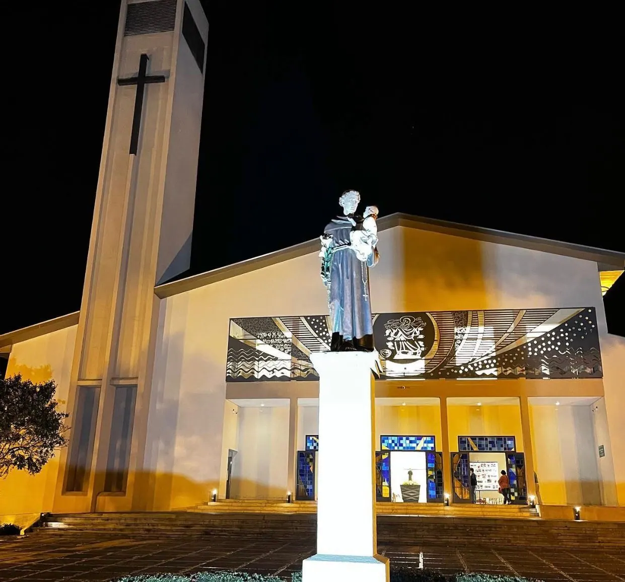 Fachada do Santuário iluminada à noite